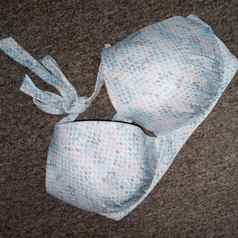 Shade and shore pastel blue snakeskin bikini swim suit top size 38DD